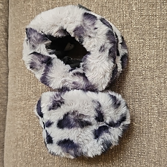 WHBM feminine mobwife animal print furry wrist cuffs - Picture 1 of 4